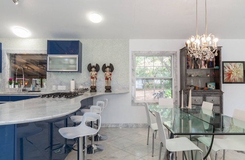 Wilmington House | Ice Palace: Luxe Modern Retreat Near Beach – King Bed, Large Yard, Cool Design