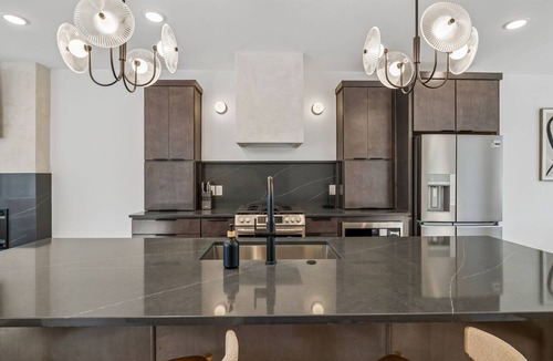 Hurwood Heights Condo | Iconic retreat w/exclusive rooftop lounge & spa!