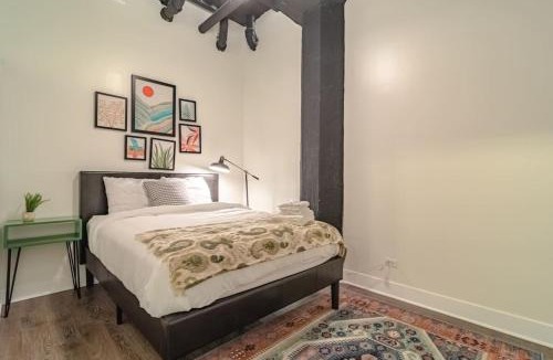 Near South Side Apartment | Ideal 3BR Business or Leisure Rental in Chicago Fully Stocked Kitchen & Fast Internet with Optional Parking Near Soldier Field, Grant Park & McCormick Place