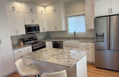 Central Point House | Immaculate and private 2-bedroom house, close to everything, pet friendly