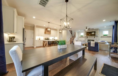Belmont House | Immaculate & Cozy 4-BR Modern Farmhouse Retreat!