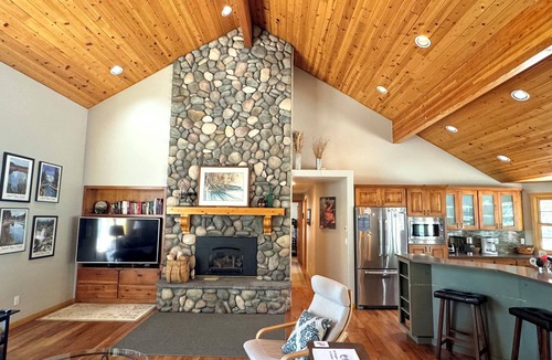 Deer Park House | Immaculate Single Level 4 Bedroom Home with Hot Tub and SHARC Passes!