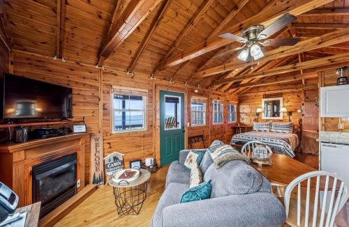 Valley Head House | Impressive Wooden Rustic Cabin with Fireplace in Mentone, Alabama
