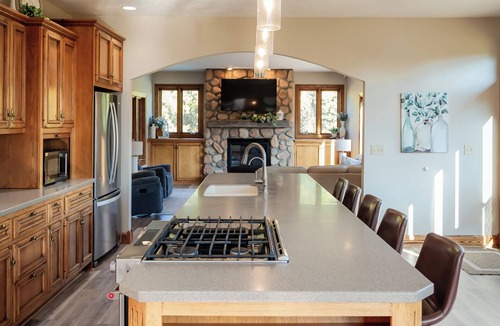 Linn Grove House | Indoor Gymnasium, Seasonal Pool, 7 Bedroom, Sleeps 28