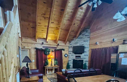 Sevierville Cabin | Indoor/Outdoor Pool Access - Mini Golf - Bear Creek Crossing Resort - WiFi