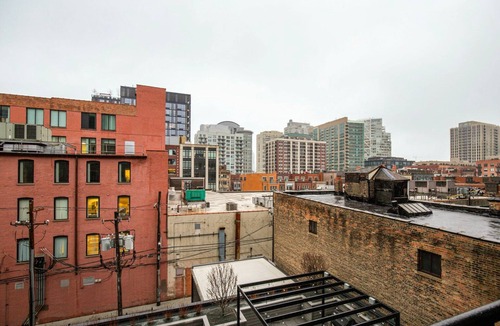 Killgubbin Apartment | Inviting River North 1BR w/Outdoor Pool, 1 Block to L, by Blueground