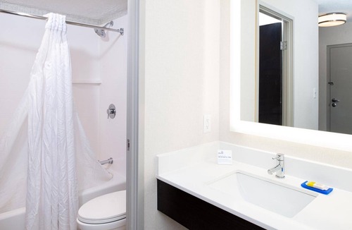 Dent Hotel | Inviting Room w/Breakfast for Families Near Newport Aquarium – 15 Minutes Away