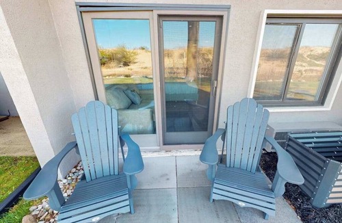 Maple City Condo | Inviting studio on The Crystal River/Lake Michigan with kitchenette, AC & WiFi