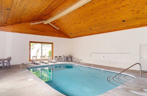 Sevierville Cabin | It's a Wonderful Life | Shoot Pool 🎱, Soak in the Hot Tub 🩱 & Grill Out 🍴