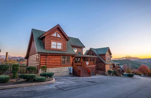 Sevierville Cabin | It's a Wonderful Life | Shoot Pool 🎱, Soak in the Hot Tub 🩱 & Grill Out 🍴