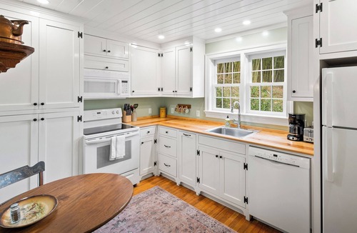 Batesville Cottage | Ivy Cottages | 5 Private Cottages Perfect for Groups & Weddings