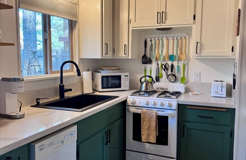 Big Bear Cabin | Jackalope Hideout, Cozy Fall Mountain Getaway, Dog Friendly, Fenced Yard