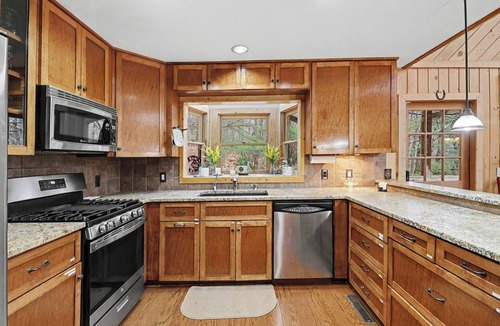 Tate Cabin | Jasper Gem: 4 bedroom Cabin, Cozy Dual Fire Features, Views & Resort Perks!