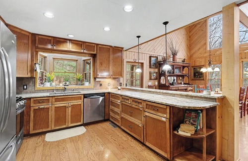 Tate Cabin | Jasper Gem: 4 bedroom Cabin, Cozy Dual Fire Features, Views & Resort Perks!