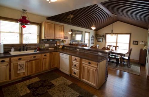 Spanish Valley Cabin | Jaydee's Run Cabin @ Whispering Oaks, 20 miles from Moab!