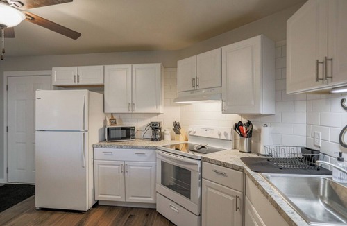 Weston Apartment | Jelinek Hideaway Unit 2 - Modern 2BR Apartment