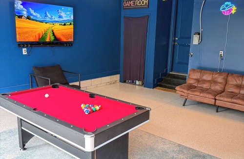 Katie Hill Neighborhood House | Jungle Fun House, Karaoke, Minutes to Broadway