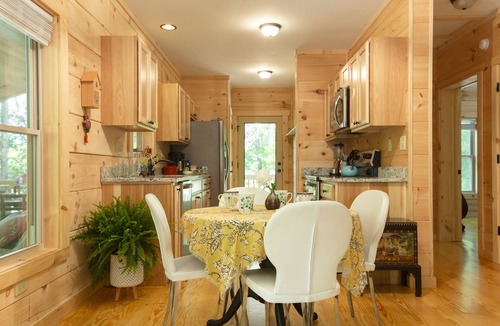 Asheville Cabin | “Just BEE🐝Log Cabin"-Stunning, peaceful, NEW, -10 min to Dwtn Asheville, dogs ok