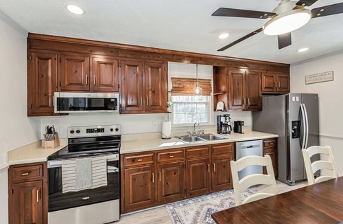Quinton House | Kelbrook Cottage: Your Chic Woodline Getaway!