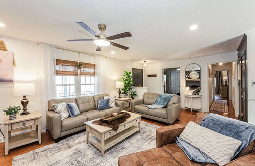 Quinton House | Kelbrook Cottage: Your Chic Woodline Getaway!