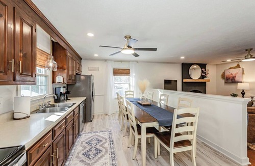 Quinton House | Kelbrook Cottage: Your Chic Woodline Getaway!