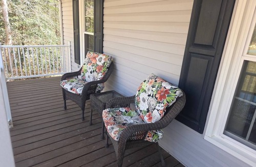 Quinton House | Kelbrook Cottage: Your Chic Woodline Getaway!