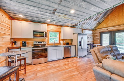 Hadley Apartment | Kentucky Cabin Retreat w/Covered Porch & Views