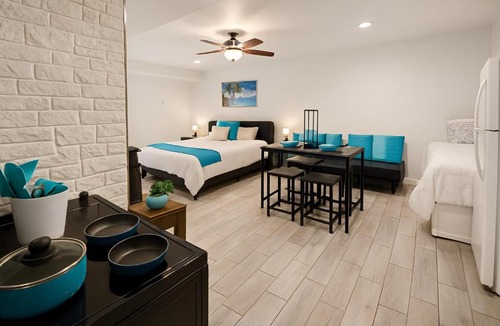 Kernersville House | Kernersville Studio Suite Community Pool Firepit Kitchen