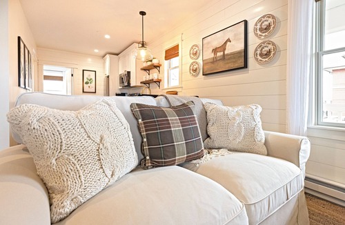 West Dundee Apartment | Kildahl House - Boutique Farmhouse Suite #2