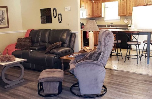 Signal Mountain House | KING Bed, 60"Roku TV, 3pmCk-In/Noon Ck-Out, Private, Q.Murphy Bed, Full Kitchen