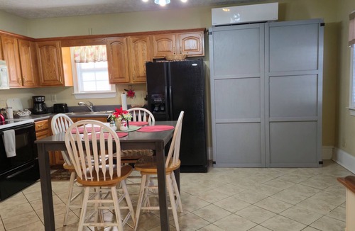Signal Mountain House | KING Bed, 60"Roku TV, 3pmCk-In/Noon Ck-Out, Private, Q.Murphy Bed, Full Kitchen