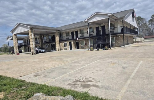 Chickamauga Apartment | King Bed Accessible Non-Smoking