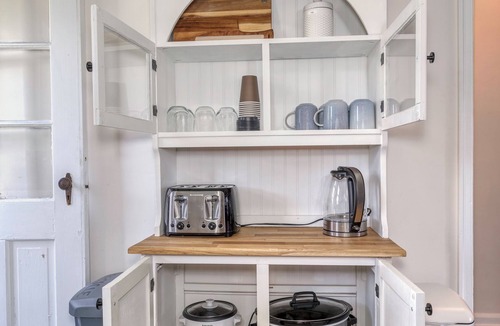 Speedway House | King bed - Full kitchen! 1.5 blocks to IMS and only 5 miles to downtown!