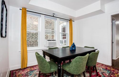 East Garfield Park Apartment | King Bed, Great WIFI, United Center, Walk to Train