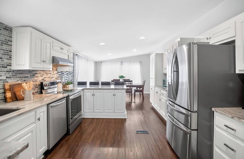 Horse Shoe House | King-Bed & Large Kitchen Retreat Near Ecusta Trail