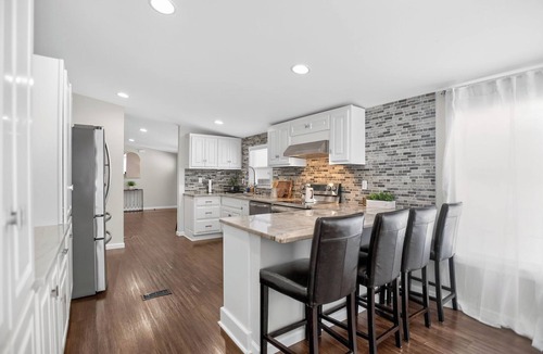 Horse Shoe House | King-Bed & Large Kitchen Retreat Near Ecusta Trail