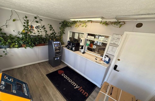 Danville Apartment | King Bed Non-Smoking