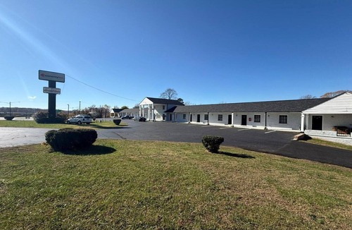 Danville Apartment | King Bed Non-Smoking