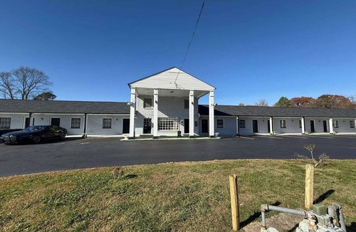 Danville Apartment | King Bed Non-Smoking