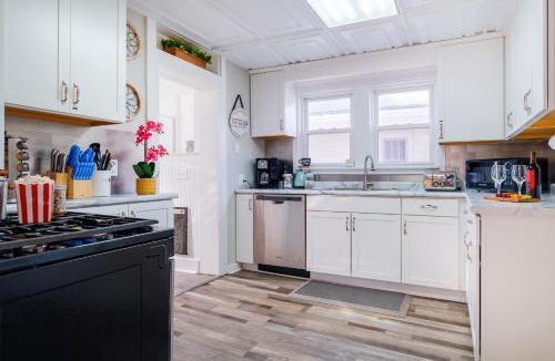 Fort Wayne House | King Bed, Stocked Kitchen, Easy Driveway Parking, 2mi to Downtown & Coliseum