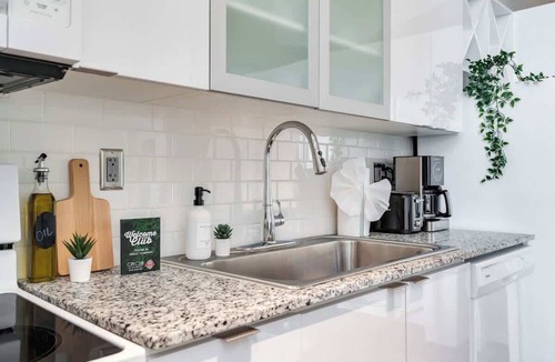 Downtown Cincinnati Apartment | King Bed w/Pool & Gym, Near Over the Rhine
