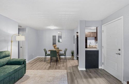 Kettering Apartment | King Canopy Bed I Sofa Bed I Next to Restaurants