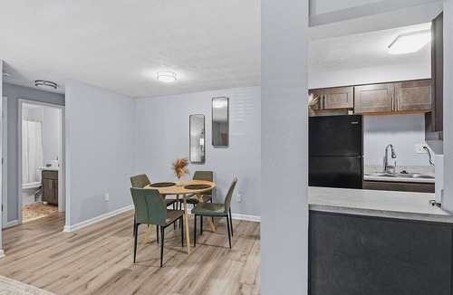 Kettering Apartment | King Canopy Bed I Sofa Bed I Next to Restaurants