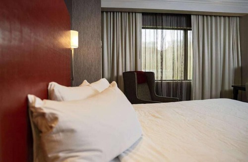 Bridgeport Hotel | King Room at a Hotel