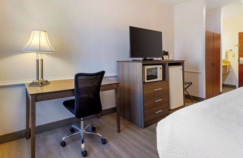 South Hill Hotel | King Room Near South Hill Historical Sites (2 mi) | Daily Hot Breakfast Buffet