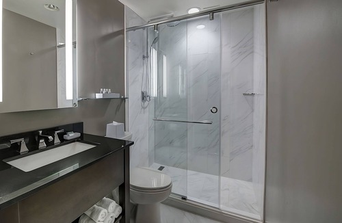 Capitol Hill Hotel | King Size Unit | Valet Parking | Gym Access | Near The Capitol