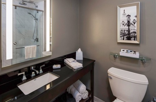 Capitol Hill Hotel | King Size Unit | Valet Parking | Gym Access | Near The Capitol