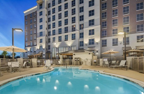 Florence Apartment | King Studio + Free Breakfast! Pool & Gym Access.