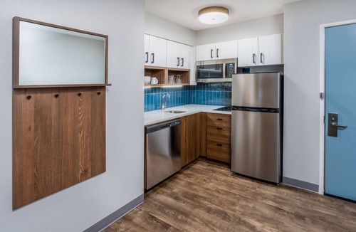 Glendale Apartment | King Studio w/Kitchen | Hot Breakfast + Pool