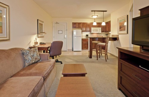 Indianapolis Condo | King Suite | Pool Access + Business Center